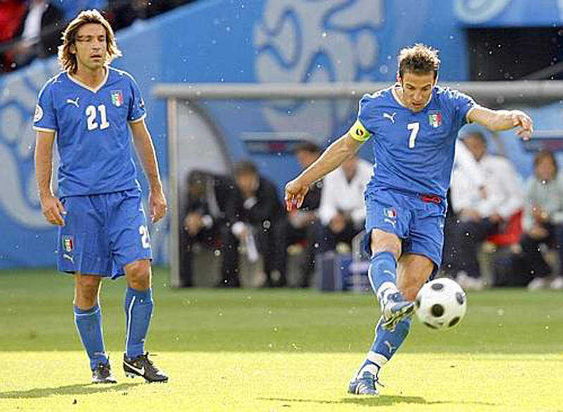 Euro 2008 (9).jpg - Italy's Alessandro Del Piero, right, kicks the ball as Andrea Pirlo looks on during the group C match between Italy and Romania in Zurich, Switzerland, Friday, June 13, 2008, at the Euro 2008 European Soccer Championships in Austria and Switzerland.